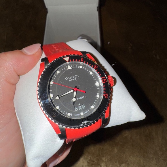 Gucci Swiss Dive Red Rubber Strap Watch - Picture 4 of 10